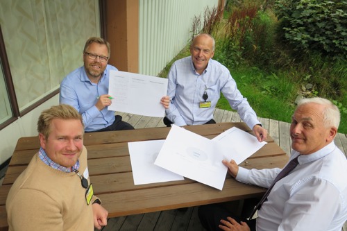 Karl Anders Hoff (Sintef), Hans Aksel Haugen (Teltek), Svein Nodeland (Air Products) and Jørn Jr. Haglund (Norcem) are discussing possibilities during the workshop.