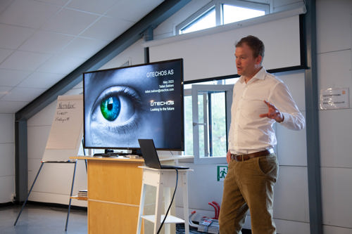 Tallak Bakken fra OTECHOS presenterer vertsbedriften